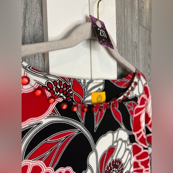 211. Ruby Rd. Scoop Neck 3/4 sleeve top - Picture 3 of 5